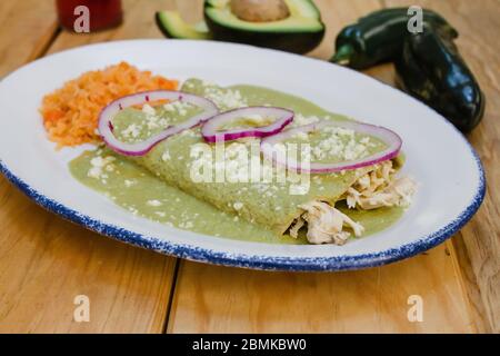 green enchiladas cuisine mexicaine avec sauce tomate et fromage au mexique Banque D'Images