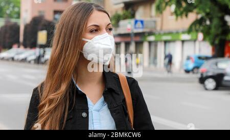 COVID-19 coronavirus pandémique femme dans la rue de la ville portant le masque FFP2 KN95 protecteur pour la propagation du virus de la maladie SRAS-COV-2. Fille avec m de protection Banque D'Images