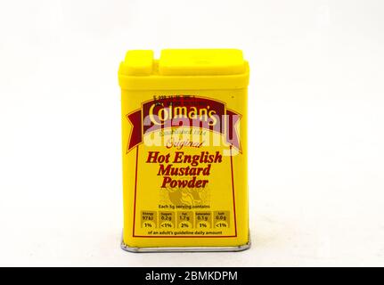 Alberton, Afrique du Sud - une boîte de poudre de moutarde anglaise chaude de Colman isolée sur une image de fond claire avec un espace de copie Banque D'Images