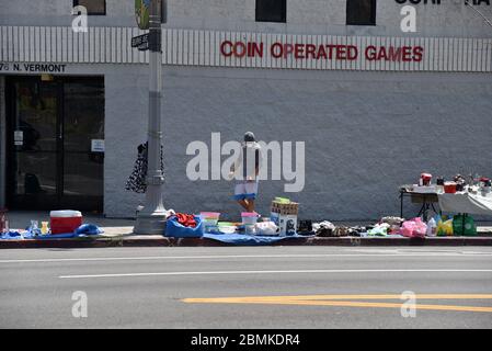 Los Angeles, CA/USA - Mai 8 2020: Alors que la quarantaine du coronavirus force les entreprises à fermer les magasins, les marchands emprennent dans la rue avec leurs marchandises Banque D'Images