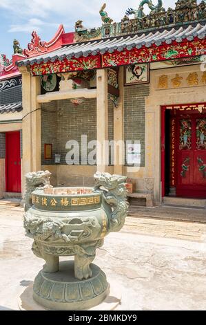 Extérieur du temple de Yeung Hau, village de pêcheurs de Tai O, Hong Kong Banque D'Images