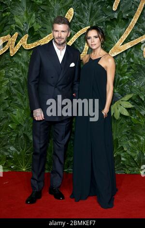 David Beckham et Victoria Beckham assistent aux Fashion Awards 2018 au Royal Albert Hall le 10 décembre 2018 à Londres, Royaume-Uni. Banque D'Images
