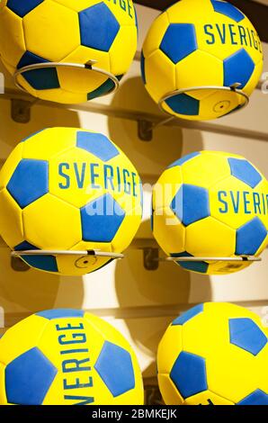 Umea, Norrland Suède - 25 avril 2020 : ballons de football jaunes et bleus vendus dans une boutique de sport Banque D'Images