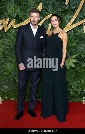David Beckham et Victoria Beckham assistent aux Fashion Awards 2018 au Royal Albert Hall le 10 décembre 2018 à Londres, Royaume-Uni. Banque D'Images