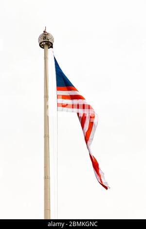 Grand drapeau de pays de Malaisie. Photographié dans le centre-ville de Kuala Lumpur. Banque D'Images