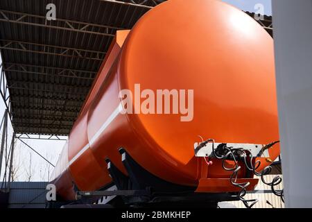 Véhicule spécial pour le transport d'eau et d'autres liquides techniques ou gaz, camion avec réservoir Banque D'Images