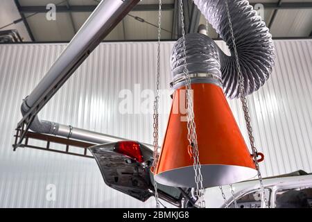 Capot d'un extracteur d'air industriel dans un atelier de réparation automobile Banque D'Images