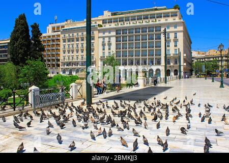 Pittoresque depuis le centre d'Athènes, Grèce, avec hôtel Grand Bretagne en arrière-plan, mai 6 2020. Banque D'Images