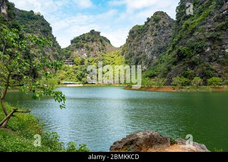 Parc Tình COC Tuyet temple Chua am Tien, pris en partie par une journée de ciel, province de Ninh Binh, Vietnam Banque D'Images