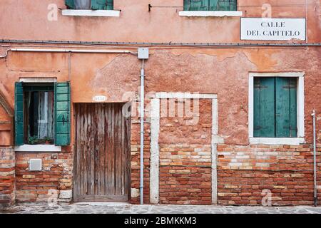 Vieux bâtiments caractéristiques et colorés à Venise, célèbre ville italienne Banque D'Images