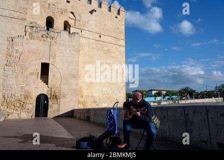 vue sur la tour de calahorra et un joueur de flamenco au coucher du soleil. corboda espagne Banque D'Images