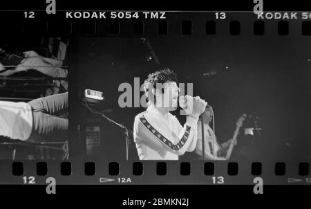 Le prélueur Alexander Boag avec ces hommes animaux qui se sont produits en direct au Zap Club de Brighton. 5 septembre 1994 photographié par James Boardman Banque D'Images