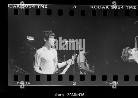 Le prélueur Alexander Boag avec ces hommes animaux qui se sont produits en direct au Zap Club de Brighton. 5 septembre 1994 photographié par James Boardman Banque D'Images