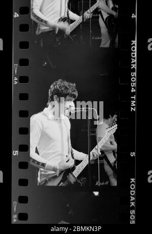 Le prélueur Alexander Boag avec ces hommes animaux qui se sont produits en direct au Zap Club de Brighton. 5 septembre 1994 photographié par James Boardman Banque D'Images