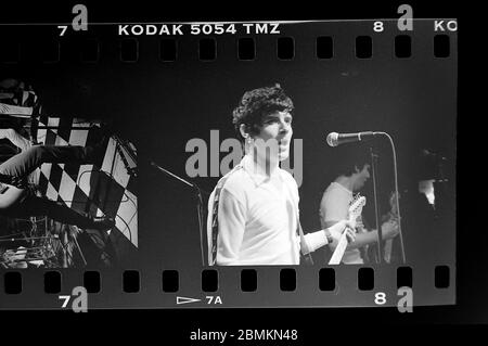 Le prélueur Alexander Boag avec ces hommes animaux qui se sont produits en direct au Zap Club de Brighton. 5 septembre 1994 photographié par James Boardman Banque D'Images