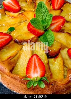 gâteau aux pommes et aux fraises Banque D'Images