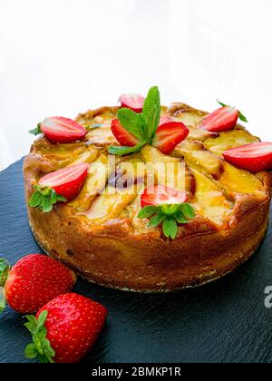 Gâteau aux pommes avec fraise, tarte maison Banque D'Images