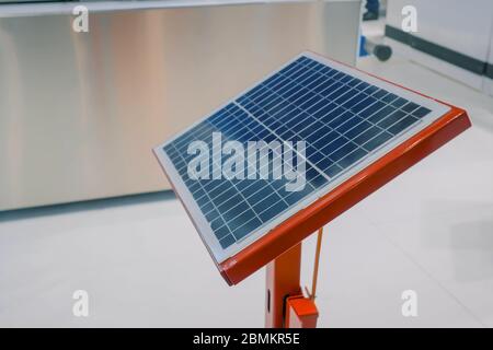 Panneau solaire photovoltaïque portable automatique au salon de la technologie moderne. Système de suivi solaire, source d'électricité alternative Banque D'Images