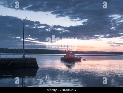 Courtmacsherry, Cork, Irlande. 10 mai 2020. RNLI bateau de sauvetage Frederick Story Cockburn amarré à l'aube dans le port de Courtmacsherry, Co. Cork, Irlande. - crédit; David Creedon / Alamy Live News Banque D'Images