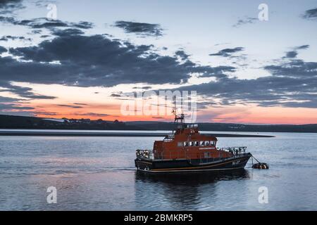 Courtmacsherry, Cork, Irlande. 10 mai 2020. RNLI bateau de sauvetage Frederick Story Cockburn amarré à l'aube dans le port de Courtmacsherry, Co. Cork, Irlande. - crédit; David Creedon / Alamy Live News Banque D'Images