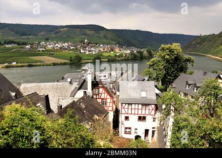 Vue sur la rivière Mosel et les villages et vignobles voisins depuis Beilstein an Der Mosel, Allemagne Banque D'Images