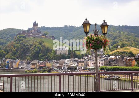 La vue de la ville allemande de Cochem depuis le long de la rivière Mosel, avec le château de Cochem sur une colline en arrière-plan. Cochem, Allemagne Banque D'Images