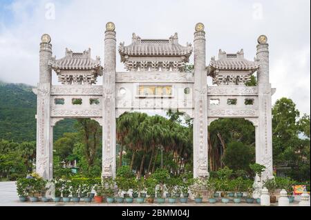 Structure de la porte au monastère de po Lin et au grand Bouddha de Tian Tan à Ngong Ping sur l'île de Lantau, à Hong Kong Banque D'Images