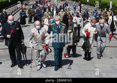 Kiev, Ukraine. 9 mai 2020. Les anciens combattants ukraniens assistent à un événement commémorant les martyrs de la Seconde Guerre mondiale (Seconde Guerre mondiale) à l'occasion de la victoire de la Journée de l'Europe au Parc de la gloire éternelle à Kiev, Ukraine, le 9 mai 2020. Credit: Sergueï Starostenko/Xinhua/Alay Live News Banque D'Images