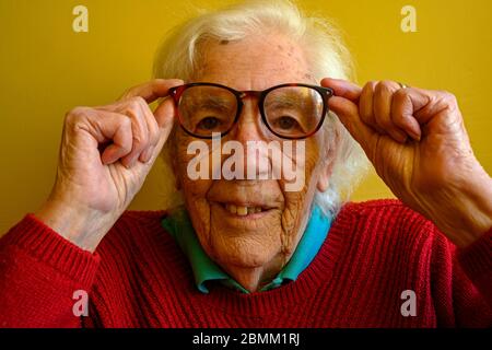 Dame avec perte partielle de la vue due à la dégénérescence maculaire liée à l'âge Banque D'Images