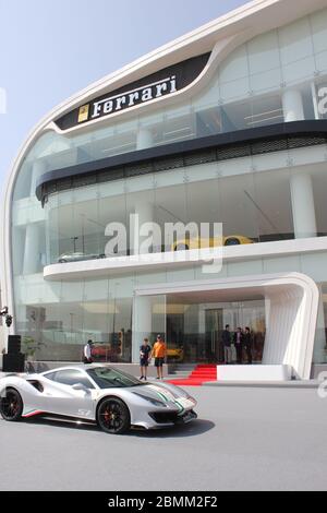 Nouveau salon d'exposition officiel de Ferrari à Dubaï, Émirats arabes Unis. L'installation sur mesure est l'une des plus grandes salles d'exposition Ferrari au monde. Banque D'Images