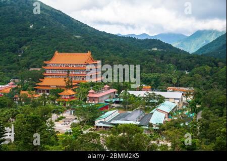 Le monastère de po Lin à Ngong Ping sur l'île de Lantau, à Hong Kong, à côté du Grand Bouddha de Tian Tan Banque D'Images