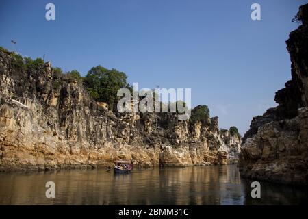 Jabalpur, Madhya Pradesh/Inde : 28 janvier 2020 - touristes qui voyagent en petit bateau en bois sur le fleuve Narmada à Bhedaghat, Jabalpur Banque D'Images