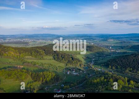 Vue aérienne du parc paysager Rudawy Janowickie. Chaîne de montagnes à Sudetes en Pologne avec vue sur les forêts vertes et le paysage. Banque D'Images