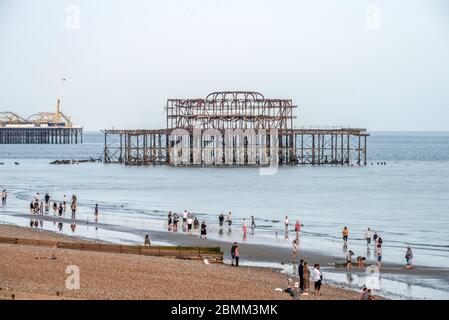 Brighton UK, 9 mai 2020: Personnes sur la plage de Brighton en début de soirée samedi pour la marée exceptionnellement basse crédit: Andrew Hasson/Alay Live News Banque D'Images