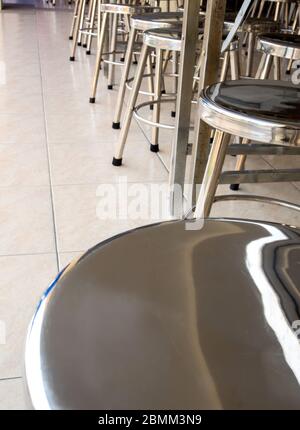 Tabouret en acier inoxydable brillant dans la cantine de l'école Banque D'Images