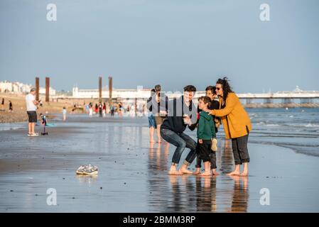 Brighton UK, 9 mai 2020: Personnes sur la plage de Brighton en début de soirée samedi pour la marée exceptionnellement basse crédit: Andrew Hasson/Alay Live News Banque D'Images