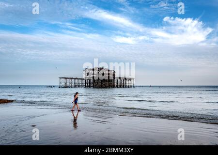 Brighton UK, 9 mai 2020: Personnes sur la plage de Brighton en début de soirée samedi pour la marée exceptionnellement basse crédit: Andrew Hasson/Alay Live News Banque D'Images