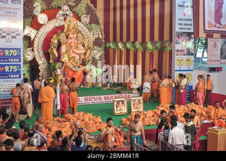Célébrations de la communauté Gowd Saraswat Brahmin (GSB) de Mumbai, Inde, pendant le festival Ganesh Chaturthi, devant une grande statue de Ganesh Banque D'Images