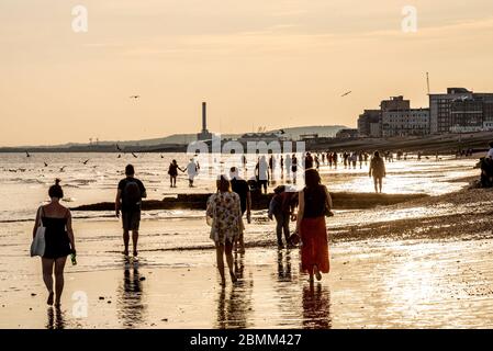 Brighton UK, 9 mai 2020: Personnes sur la plage de Brighton en début de soirée samedi pour la marée exceptionnellement basse crédit: Andrew Hasson/Alay Live News Banque D'Images