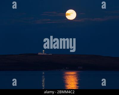 Pleine lune se levant derrière le phare de Copinsay, Orcades Banque D'Images