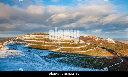 La neige a rempli les fossés défensifs du fort de l'âge de fer de British Camp dans les collines de Malvern, Worcestershire, Angleterre Banque D'Images