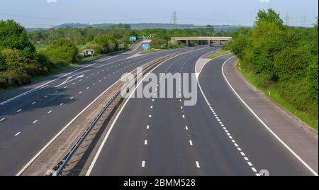 M27 en regardant vers le nord vers la sortie 2 (cette autoroute très fréquentée est désertée en raison de l'écluse du coronavirus), New Forest, Hampshire, Angleterre, Royaume-Uni Banque D'Images