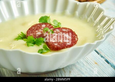 Dubarry Potage au chorizo croustillant, soupe crémeuse de chou-fleur en gros plan Banque D'Images