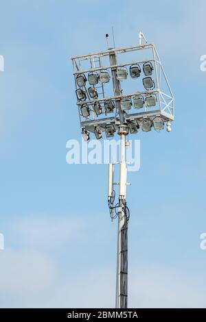 Projecteurs (dans un stade sportif) contre le ciel avec espace de copie Banque D'Images