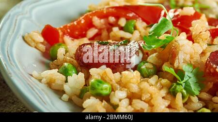 Poulet et jambalaya chorizo, recette de riz d'inspiration cajun avec saucisse espagnole épicée, poivrons doux et tomates. Banque D'Images