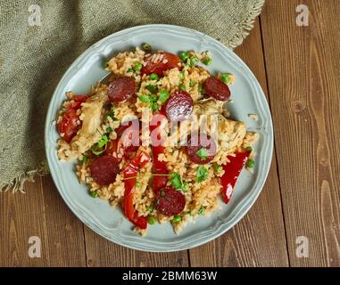 Poulet et jambalaya chorizo, recette de riz d'inspiration cajun avec saucisse espagnole épicée, poivrons doux et tomates. Banque D'Images