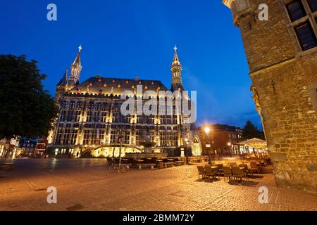 L'hôtel de ville d'Aix-la-Chapelle avec ciel bleu nocturne et éclairage en Allemagne vu de la place du marché. Banque D'Images