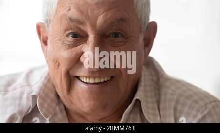 Portrait d'un homme mûr souriant regardez la caméra poser Banque D'Images