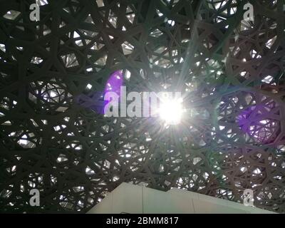 Louvre Abu Dhabi, aux Émirats arabes Unis, est le plus grand musée d'art et de civilisation du Moyen-Orient, où sont exposées des expositions anciennes et modernes. Banque D'Images