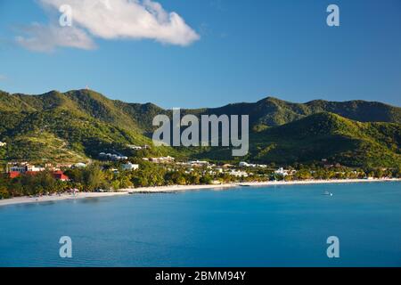 Vue depuis une colline jusqu'à Jolly Beach et la côte est d'Antigua. Banque D'Images